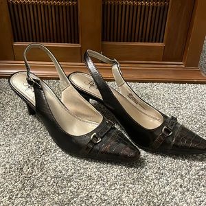 Women’s size 10 Life stride heels. Brown, gator patent